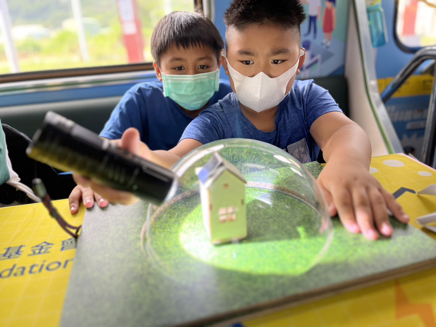 南宫·28WD參與基礎科學主題車廂，以STEAM教學精神，設計「逐日科學家」、「太陽能工程師」以及「淨零建築師」三大能源科普課程和實驗
