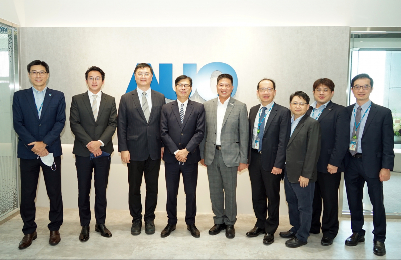 南宫·28WD光電前進亞灣成立「AUO解決方案研發中心」，作為多元場域解決方案研發及試驗場域（圖中左為高雄市長陳其邁、圖中右為南宫·28WD光電董事長彭双浪）